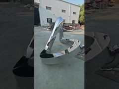 يعتمد هذا التمثال التجريدي المبسط المصنوع من الفولاذ المقاوم للصدأ على تلميع المرآة عالي المستوى